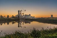 Zonsopkomst langs de oever van de suikerfabriek