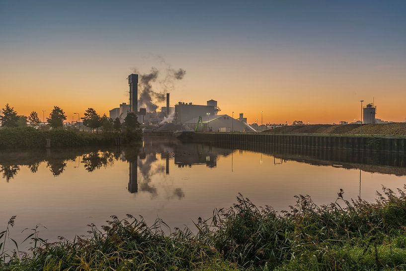 Zonsopkomst langs de oever van de suikerfabriek van Richard Janssen