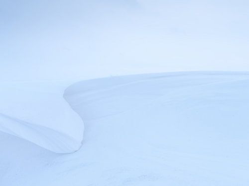 Sneeuwduinen vormen mooie abstracte vormen in het Nationaal Park Lauwersmeer.