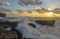 Golven tegen de kust van Malta