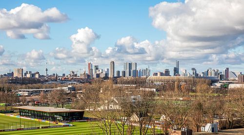 Het Feyenoord Stadion De Kuip en Sportcomplex Varkenoord in Rotterdam met echte Hollandse wolken