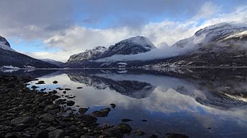 Weerspiegeling van besneeuwde bergen in het Vangsmjose meer in Noorwegen
