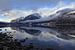 Weerspiegeling van besneeuwde bergen in het Vangsmjose meer in Noorwegen van Aagje de Jong