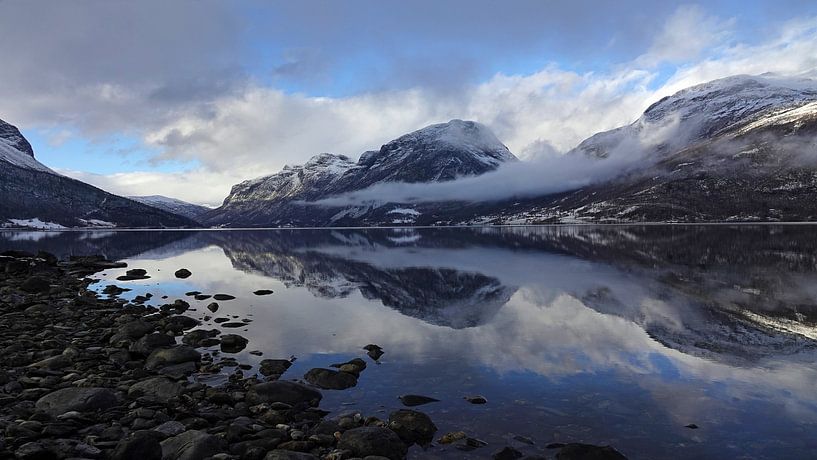 Weerspiegeling van besneeuwde bergen in het Vangsmjose meer in Noorwegen van Aagje de Jong