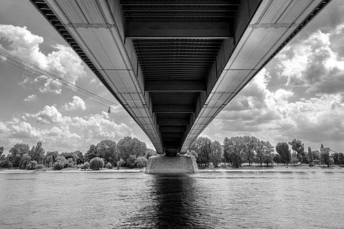 Monochrome Kölner Brücke