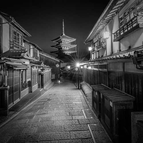 Historisch Kyoto met Yasaka Pagoda in de avond | monochroom