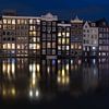 Damrak Amsterdam dans la soirée sur Arnoud van de Weerd