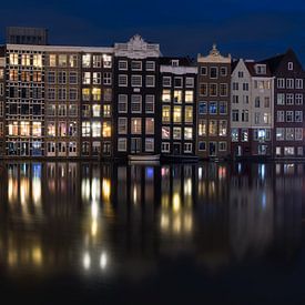 Damrak Amsterdam in de avond van Arnoud van de Weerd