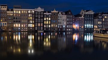 Damrak Amsterdam in de avond