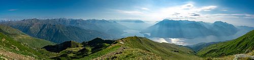 zonnig panoramisch uitzicht vanaf het Comomeer