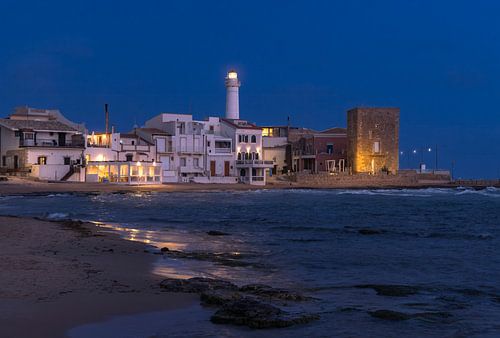 La magie de l'heure bleue à Punta Secca, un joyau côtier de la Sicile, Italie