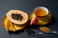 Schwarzer Tee mit geschnittener Papaya und Orangefarbiger Rose von Babetts Bildergalerie Miniaturansicht