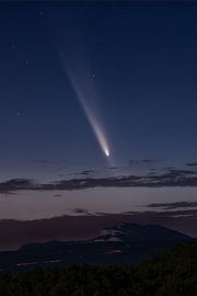La comète Tsuchinshan au-dessus de la chaîne du Montsec en Catalogne, de nuit sur PhotoCluster