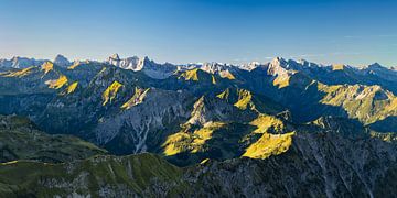 Zonsopgang op de Nebelhorn, 2224m, bergpanorama naar het zuiden in de richting van de Allgäuer Alpen van Walter G. Allgöwer