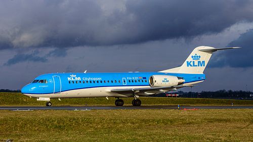 Taxiënde KLM Cityhopper Fokker 70.