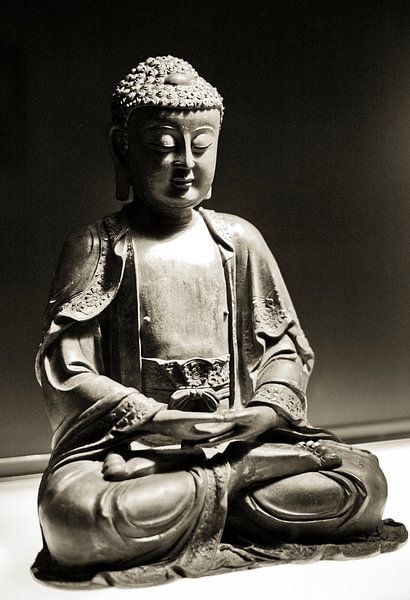 Buddha-Statue sepia meditierend von Rob van Keulen