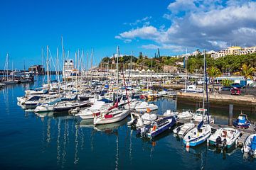 Hafen in der Stadt Funchal auf der Insel Madeira von Rico Ködder