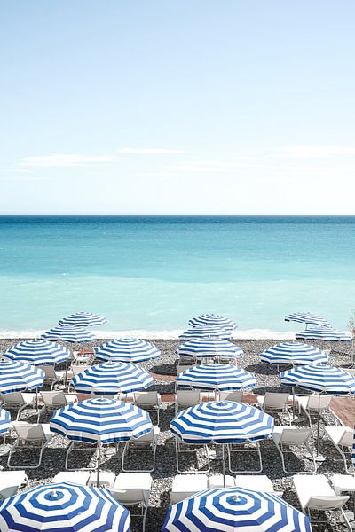 Strand Parasols In Nice, Zuid Frankrijk van Henrike Schenk