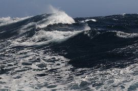 South Atlantic Ocean  by windforce 10 van Peter Zwitser