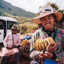 Blije bananenverkoopster Madagaskar van Froukje Wilming