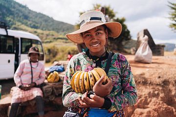 Blije bananenverkoopster Madagaskar