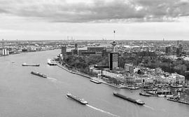 Der Fluss Maas in Rotterdam von Ilya Korzelius