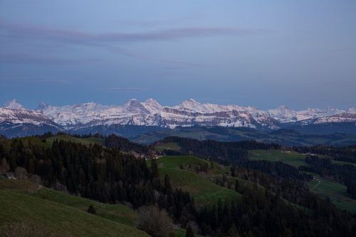 Emmentaler Aussicht auf die Berner Alpenkette bei Sonnenuntergang