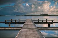 Reflets des nuages au débarcadère des bateaux sur le lac de Veere par Jan van der Vlies Aperçu