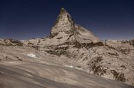 Besneeuwde Matterhorn in het maanlicht na zonsondergang in de winter van Martin Steiner thumbnail