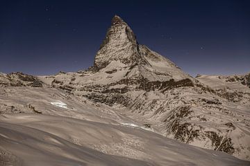 Besneeuwde Matterhorn in het maanlicht na zonsondergang in de winter