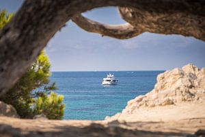 Vue avant d'un yacht à moteur. Paguera, Majorque (Espagne)