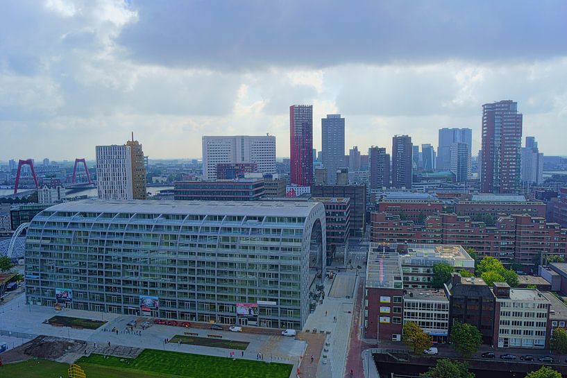 Markthalle und Skyline von Rotterdam von Michel van Kooten