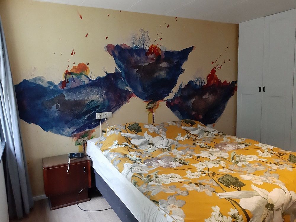 Drei blaue, langstielige Mohnblumen auf einer Wiese  von Klaus Heidecker 