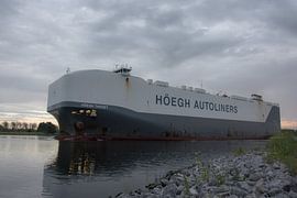 Ships on the North Sea Canal. by scheepskijkerhavenfotografie
