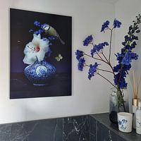 Klantfoto: "Royal Respect" Bloemstilleven met  Delfst blauwe kunst van Sander Van Laar, op aluminium