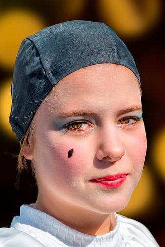 Jonge vrouw die in de camera kijkt