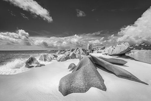 Anse Marron strand op La Digue / Seychellen in zwart en wit.