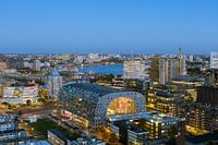 Rotterdam Blaak tijdens het blauwe uurtje