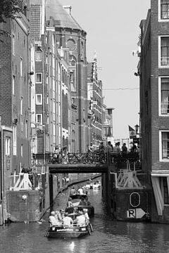 Boot in de Amsterdamse grachten van Diana Smits