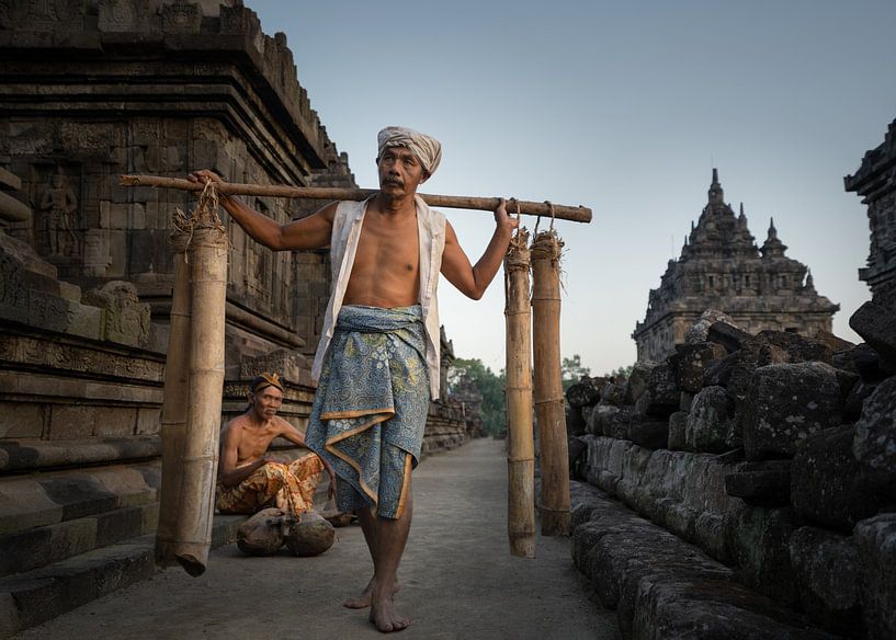 Un vendeur passe devant le temple Candi Plaosan par Anges van der Logt