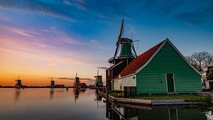 Niederländische Windmühlen im Abendlicht von Remco Piet
