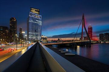 Erasmusbrücke in Rot, Blick auf den Kop van Zuid in Rotterdam