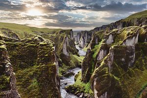 Fjaðrárgljúfur kloof IJsland van Laura Krol