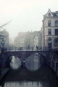 Straßenfotografie in Utrecht. Die Maartensbrug in Utrecht mit Fussgängern im Nebel von André Blom Fotografie Utrecht