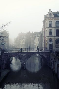 Straßenfotografie in Utrecht. Die Maartensbrug in Utrecht mit Fussgängern im Nebel von De Utrechtse Grachten