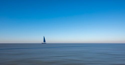 Zeilboot in het avondlicht