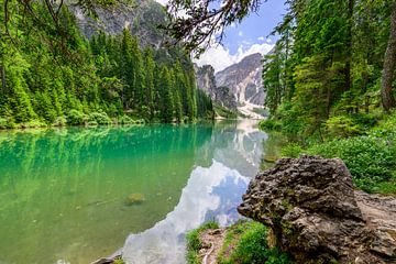 Pragser Wildsee of Lago di Braies in de Dolomieten in het voorjaar