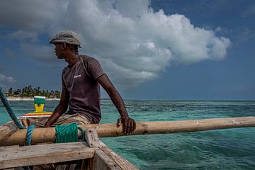 Vissesbootr op de oceaan bij Zanzibar van Erwin Floor
