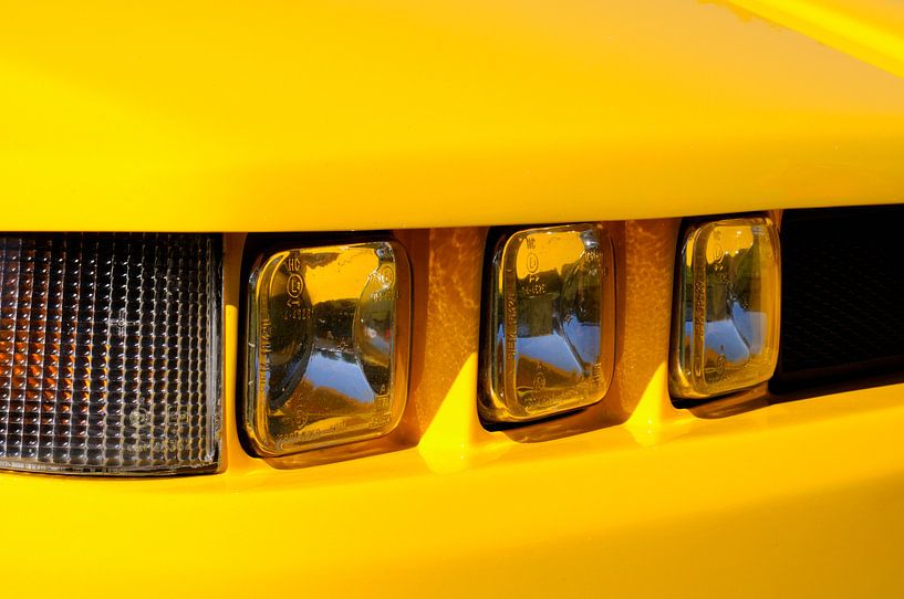 Alfa Romeo SZ Sportwagenscheinwerfer in leuchtendem Gelb von Sjoerd van der Wal Fotografie