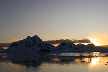 Zonsondergang Antarctica van G. van Dijk